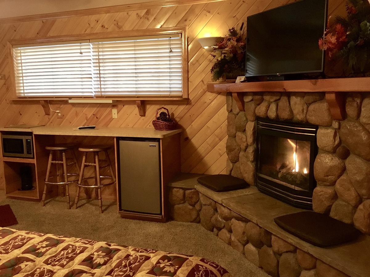 Giant Oaks Lodge Running Springs Екстер'єр фото