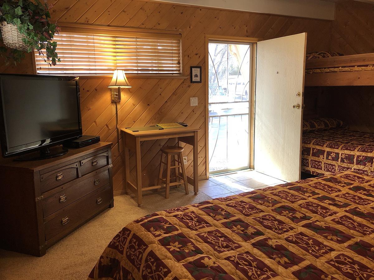 Giant Oaks Lodge Running Springs Екстер'єр фото