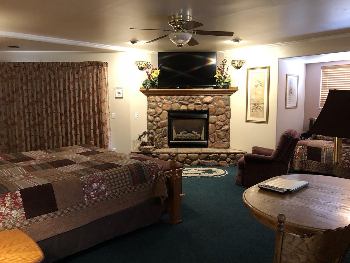 Giant Oaks Lodge Running Springs Екстер'єр фото